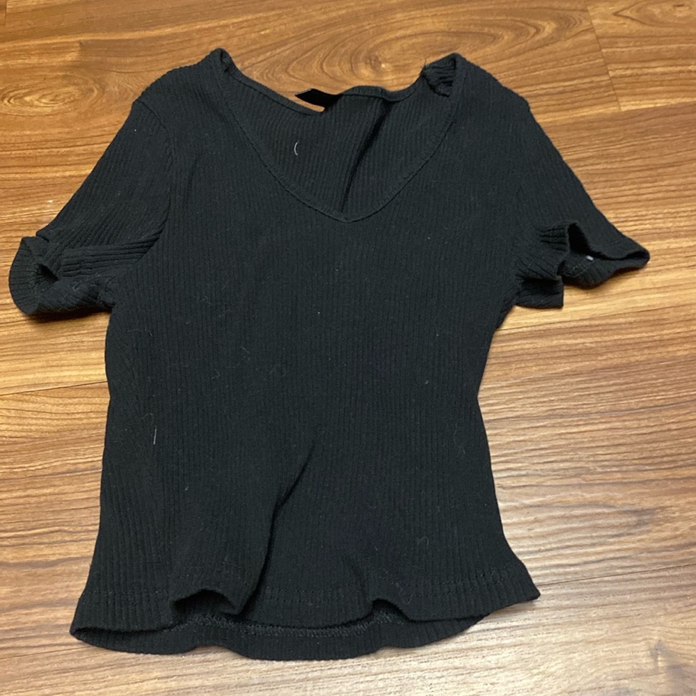 black v neck short sleeve crop top